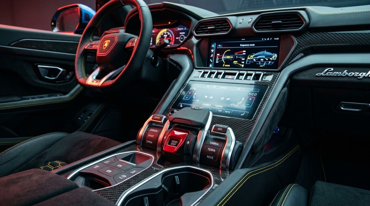 Painel e console de um Lamborghini Urus com detalhes vermelhos